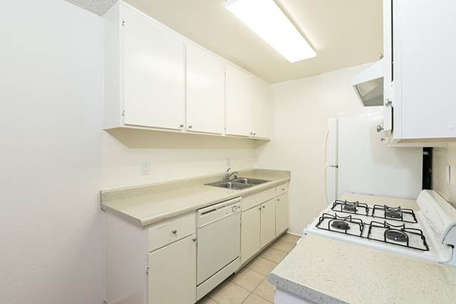 Studio apartment at Wilshire Ardmore Regency Apartments in Los Angeles, CA